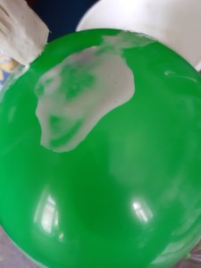 den Ballon mit Zeitung und Kleister bekleben