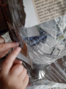 beim Bekleben des Luftballons