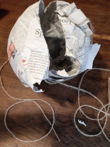 das Seil mittig um den Luftballon legen 