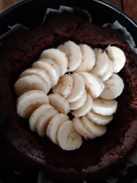 der mit Datella bestrichene und mit Bananen belegte Teig