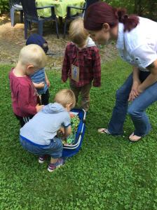 Kinder beim Stickersuchen