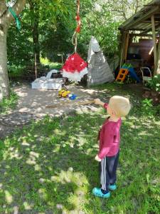 beim Schlagen auf die aufgehängte Pinata