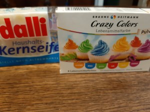 Kernseife, Lebensmittelfarbe