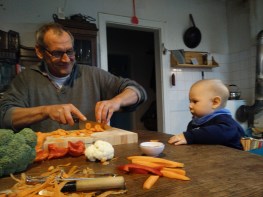 Papa und Sohn bei der Zubereitung des Essens