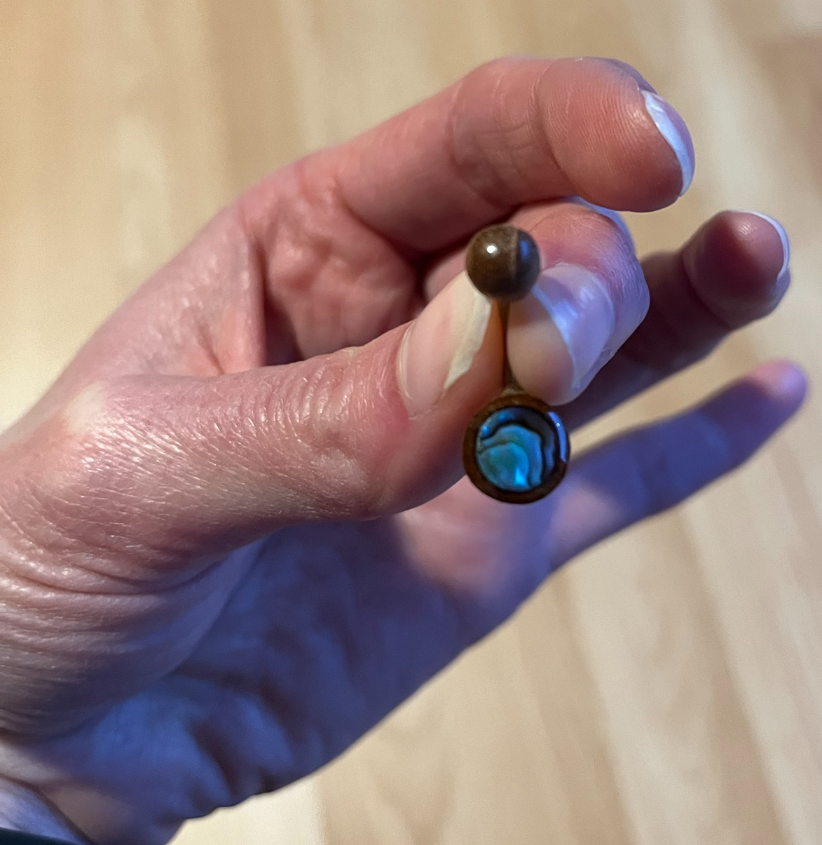 Holzbauchnabelpiercing